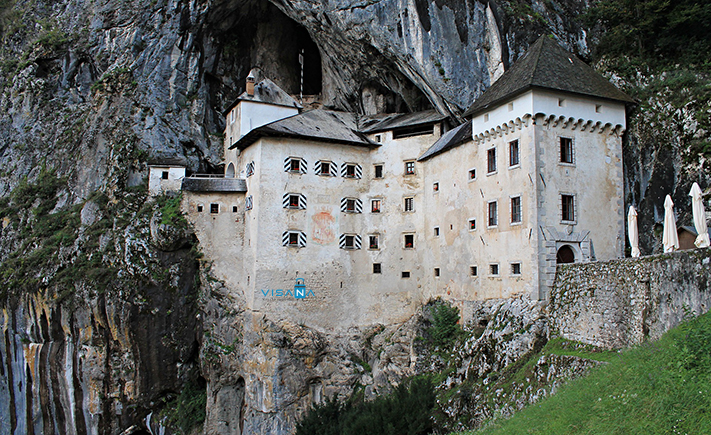 Predjama-du-lich-slovenia