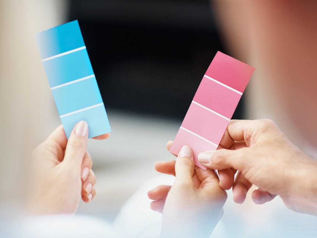 tay cầm thẻ màu hồng và xanh