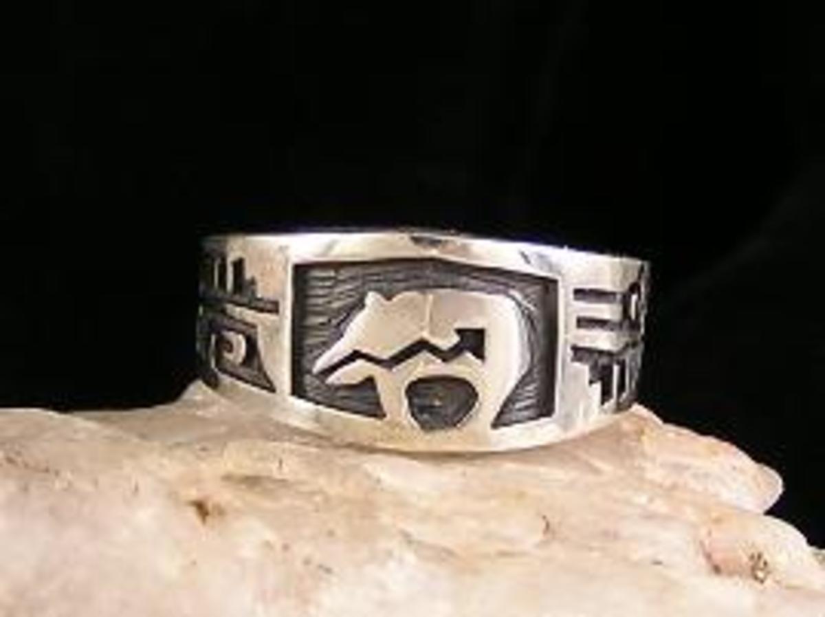 Nhẫn Hopi phủ bạc Bear Ring, được chế tác bởi nghệ nhân Cyrus Josytewa.