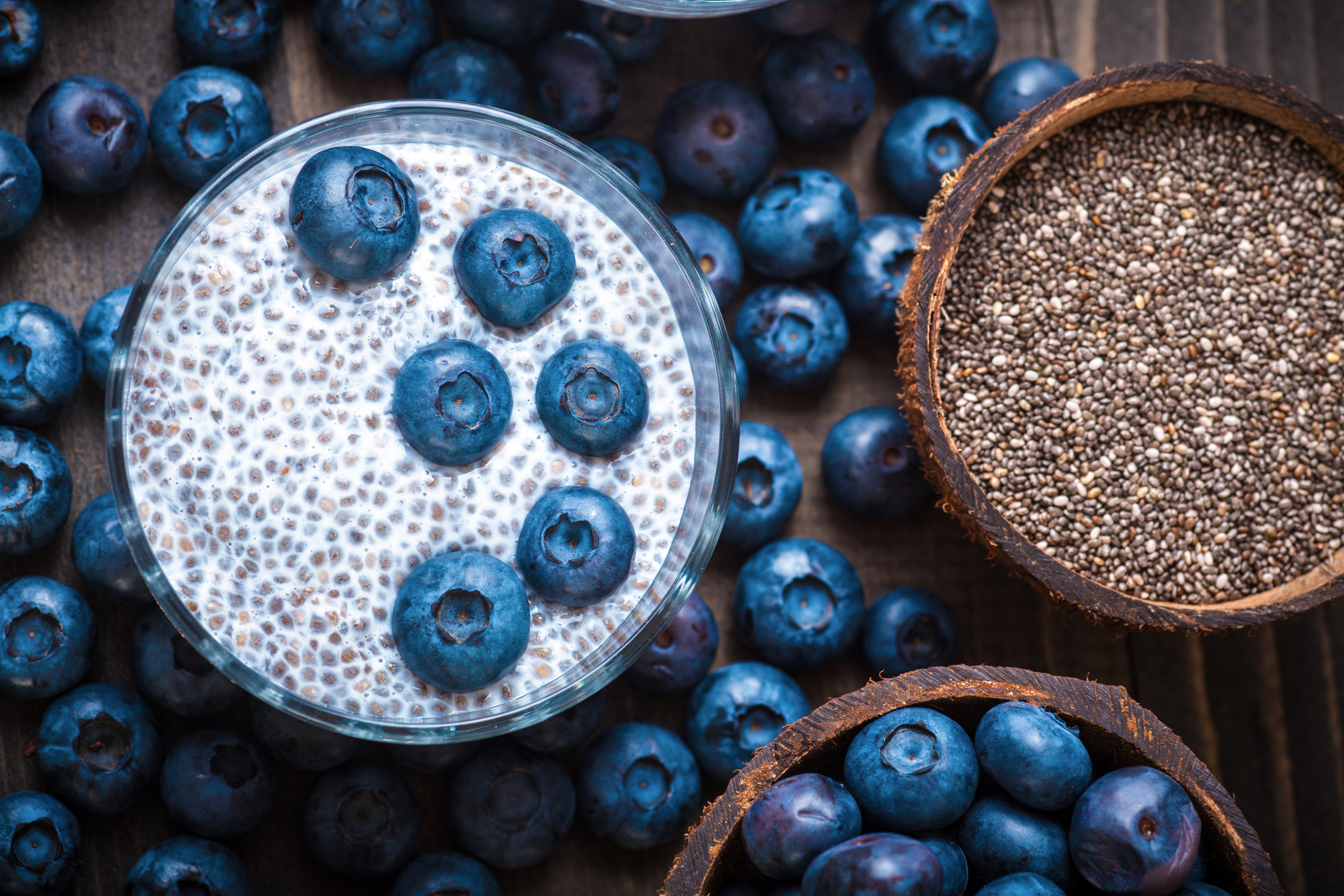 Chia Pudding sữa hạnh nhân với dâu đen vỏ dừa