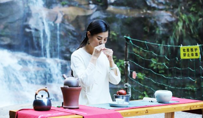 Đừng hãm mình nơi ồn ào náo nhiệt, đơn độc mới là tự do nhất.2