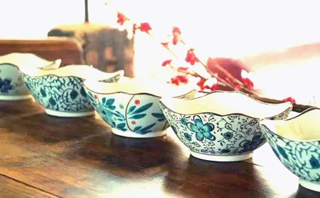 Hai cái bát va vào nhau cũng giống như một trái tim với một trái tim, cần phải phó xuất sự chân thành mới có thể phát ra âm điệu thanh thoát dễ nghe.