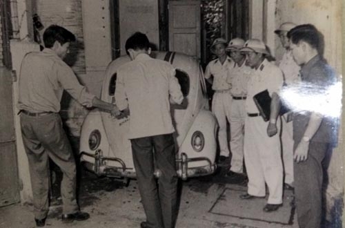 Công an khám nghiệm hiện trường - Ảnh: Tư liệu CA TP.HCM