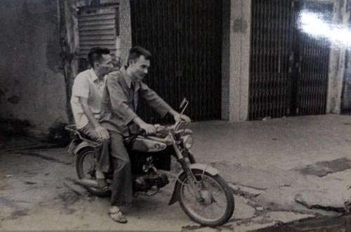 Sau khi gây án hung thủ lên xe 67 tẩu thoát - Ảnh: Dựng lại hiên trường vụ án của CA TP.HCM