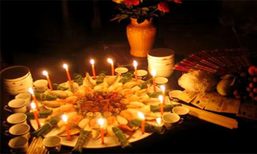 Lễ cúng ngày 'xá tội vong nhân'.