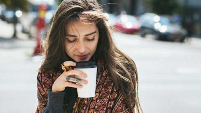 Khi giao tiếp với phụ nữ, không nên chỉ để tâm đến việc giảng giải đạo lý, điều quan trọng cần chú ý hơn đó chính là cảm xúc của cô ấy. 