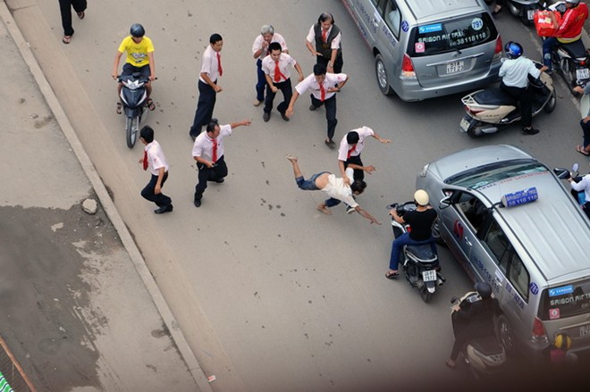 Người Việt trở nên hung hăng hơn, tưởng chừng như sự căng thẳng luôn hiện hữu và chỉ cần động đến cái tôi đó thì sẵn sàng động thủ, âu cũng vì cái Giả – Ác – Đấu đã ăn sâu vào trong tiềm thức, thay vì thông cảm, con người lại đấu đá lẫn nhau. (Ảnh: Internet)