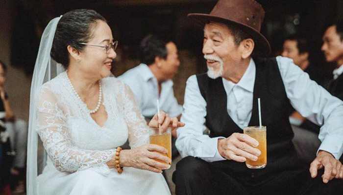 Khi giao tiếp với người già, hãy cố gắng để tâm đến tự tôn của đối phương. 