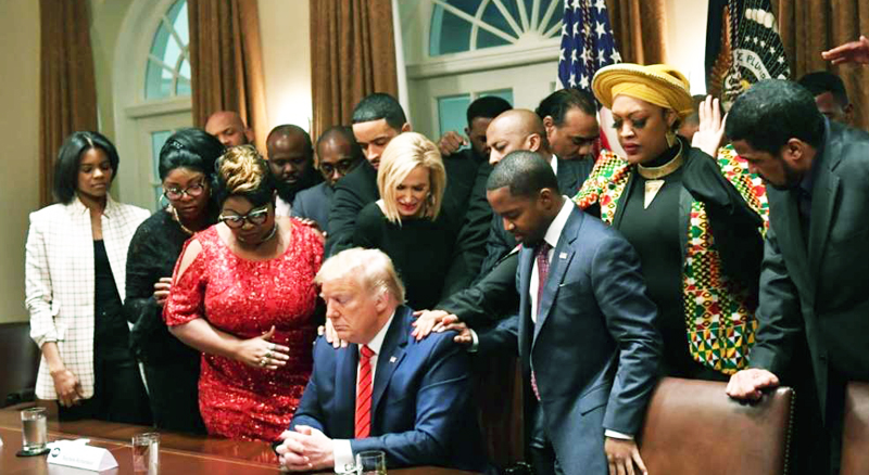 Tổng thống Donald Trump nói rằng cầu nguyện là thứ có sức mạnh to lớn nhất và có rất nhiều người Mỹ vẫn tin vào điều đó.