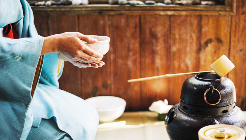 Trong xử thế, đối với từng đối tượng có tính cách, tuổi tác, thân phận khác nhau thì nên có cách cư xử phù hợp. 