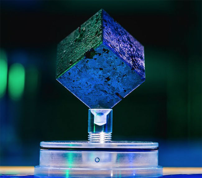 Khối urani hình hộp, mỗi cạnh dài gần 5cm.