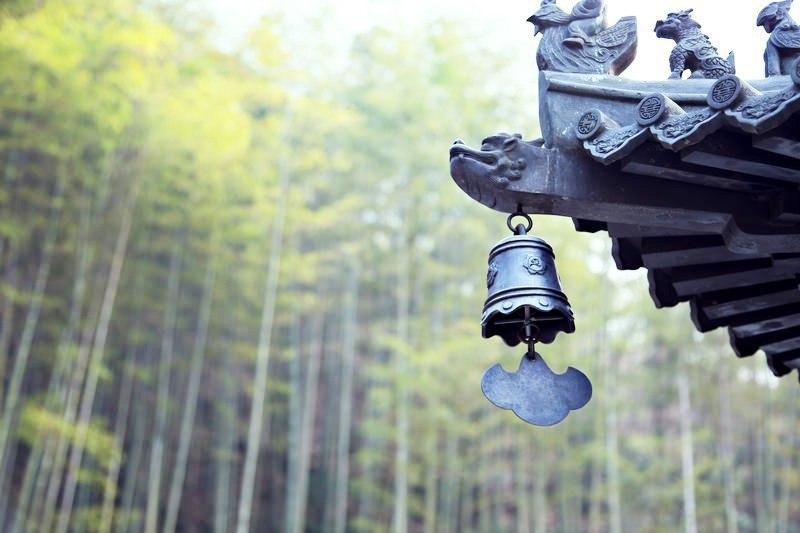 Thế gian lắm thị phi, lắm kẻ thích bàn tán sau lưng người khác