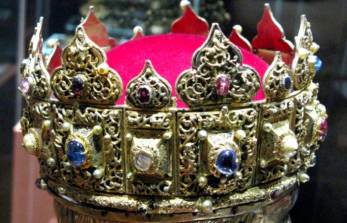 Mũ vàng vua Nguyễn lọt top vương miện quyền lực nhất thế giới.3