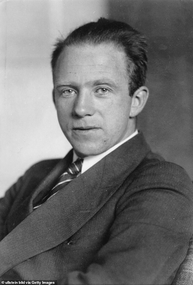 Nhà khoa học làm việc trong dự án hạt nhân của Hitler, Werner Heisenberg.