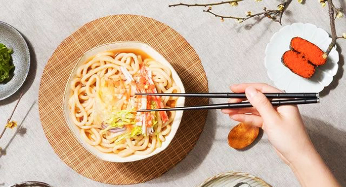 "Đồ ăn không bày ba, đũa không thành năm, ngồi không thành sáu" là đạo dùng cơm với ngụ ý sâu xa của cổ nhân. (Ảnh: Adobe Stock)