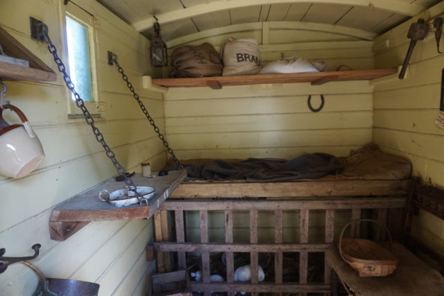 Nội thất của túp lều. (Ảnh: Glen Bowman. CC BY 2.0)