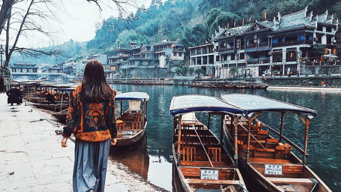 Cuộc đời vốn không khổ, khổ ở dục vọng; lòng người vốn không mệt, mệt ở tranh đua..3