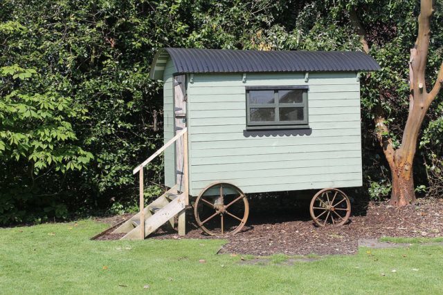 Một túp lều được phục hồi tại Petworth House, West Sussex. (Ảnh: Martin Vl. CC BY-SA 4.0)