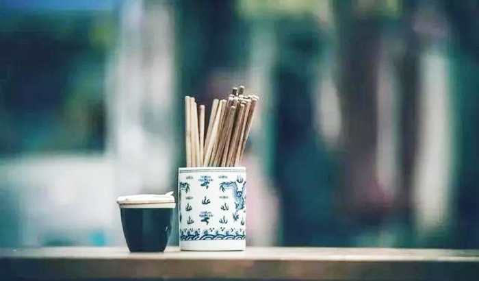 Trong mắt của cổ nhân, tuy khách mời có phân ra lớn nhỏ, nhưng đã ngồi chung bàn ăn cơm, thì bát đũa và các loại đồ ăn nhất định phải giống nhau