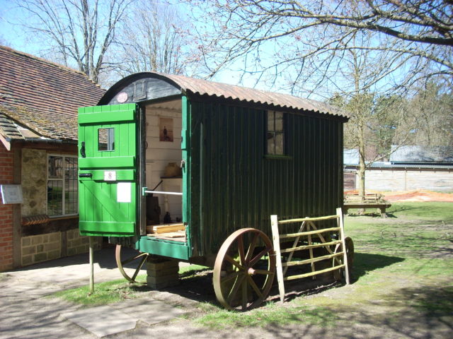 Một túp lều ở Trung tâm đời sống nông thôn Tilford, Surrey, Vương quốc Anh. (Ảnh: Simon Burchell. CC BY-SA 3.0)