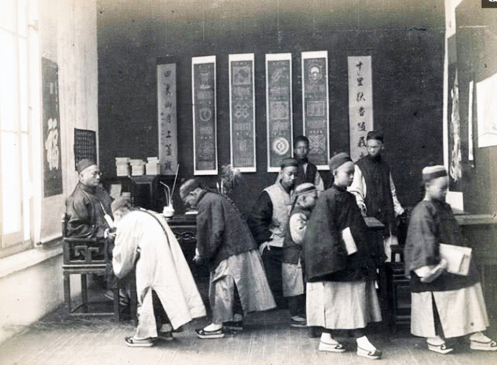 Xây dựng trường học nghĩa tình phục vụ cho người người khắp thiên hạ chính là ước mơ và hoài bão của Vũ Huấn từ thuở nhỏ, vậy nên trong lòng luôn nhắc nhở không quên.