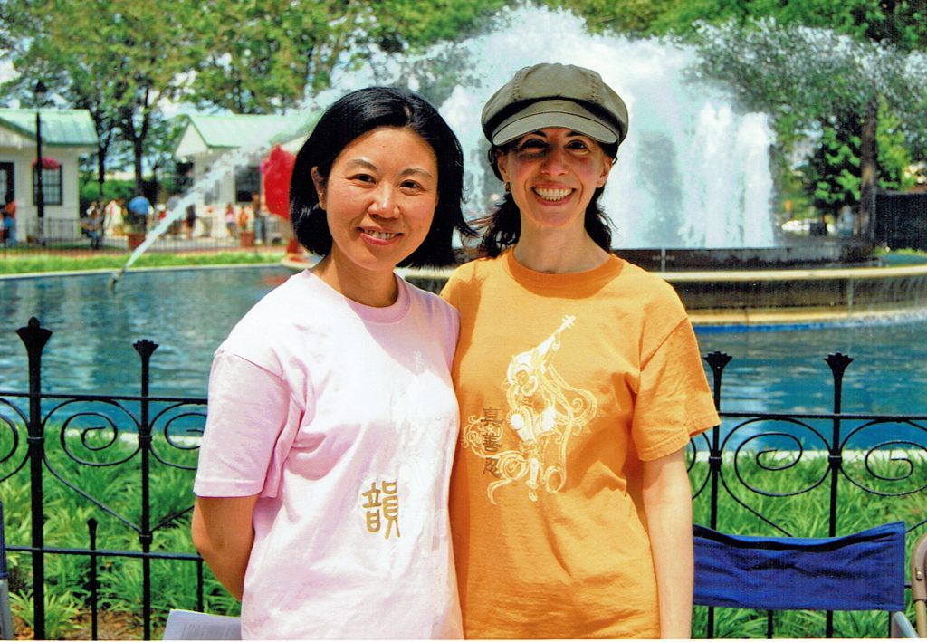 Jessica (trái) và một người bạn trong lễ kỷ niệm Tháng Di sản của người Mỹ gốc Á ở Philadelphia. (Ảnh: NTD)