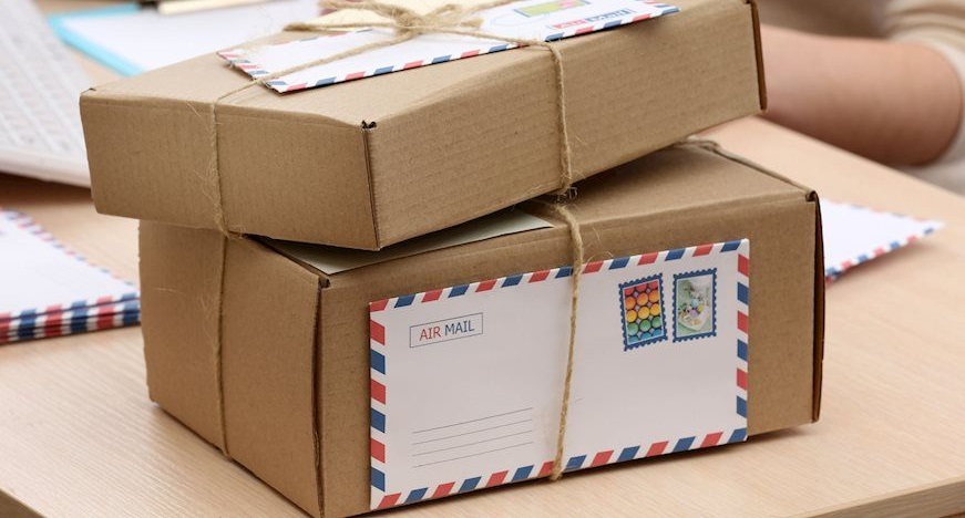 Cậu thanh niên tiện tay lấy luôn vài bưu kiện trị giá vài ngàn tệ
