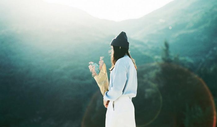 Cuộc đời vốn không khổ, khổ ở dục vọng; lòng người vốn không mệt, mệt ở tranh đua.1