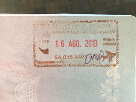 chụp hình boarding pass và con dấu xuất nhập cảnh