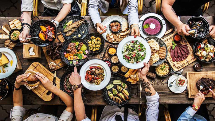 Người xưa khi mời khách ăn cơm thì đều dùng bàn bát tiên hoặc là bàn tròn, nếu chỉ có 6 người ăn cơm, vậy thì sẽ giống như là con rùa đen với đầu đuôi và bốn cái chân, có ý mỉa mai rất sâu sắc.