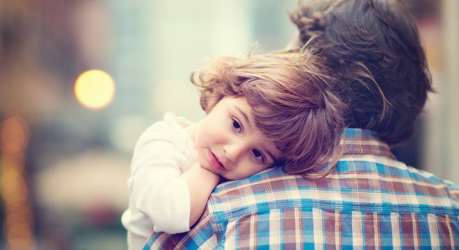 “Sao con không được ngồi lên đùi cha?”. Câu trả lời của ông bố khiến người đọc suy ngẫm