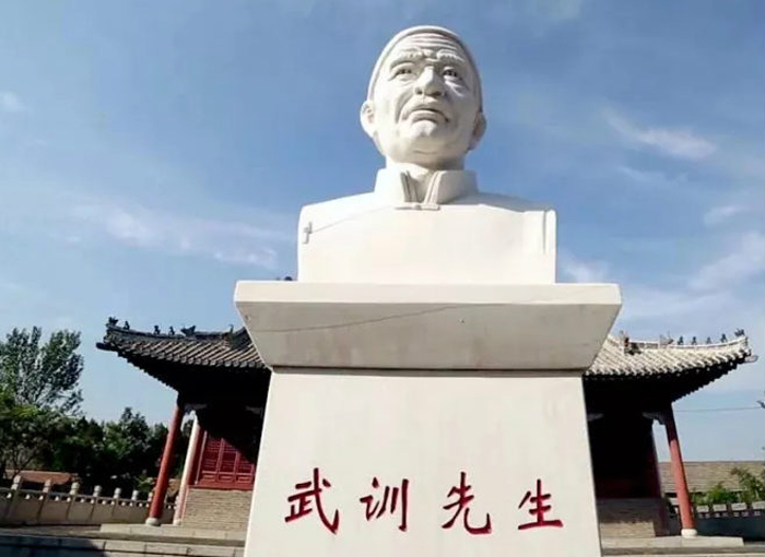 Một người hành khất nghĩa hiệp trong dân gian, quyết chí lòng chẳng đổi, phẩm cách cao thượng được ghi vào sử sách, từ trước tới nay chỉ duy có Vũ Huấn.