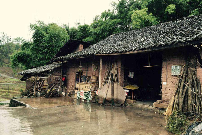 đất ở ven sông khá thấp, nếu như gặp phải mưa to, nước sông dâng lên, hoặc là gặp phải nước lũ, thì không có cách nào có thể chống lại được