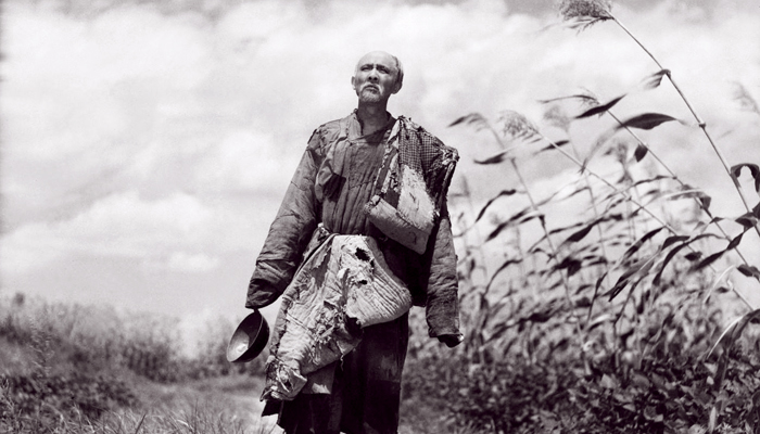 Đem sức người hành khất mà khởi lập nên nghiệp trọn tài vẹn đức. Thân chưa được học hành mà lưu lại ân trạch tốt đẹp phụng sự thế nhân