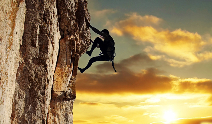 Có người cho rằng hạnh phúc lớn nhất của đời người là ở tại đỉnh núi, vì vậy dùng cả đời để leo lên đỉnh núi.