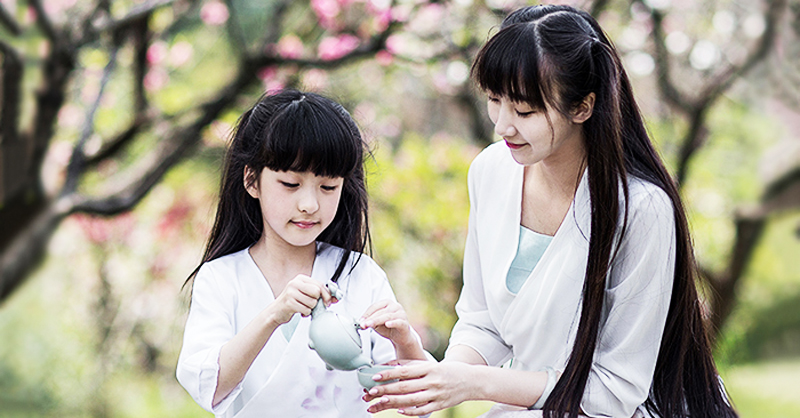 Kết giao với người tích cực, bạn sẽ ngày càng tỏa sáng; kết giao với người tiêu cực, bạn sẽ ngày càng tiêu trầm. 
