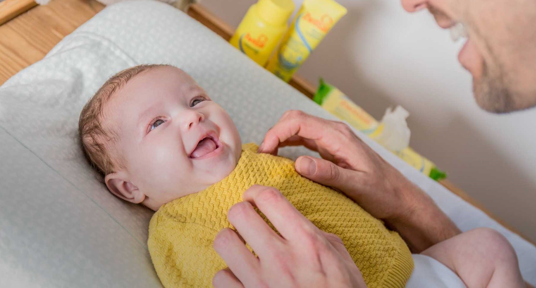 Những đứa trẻ sẽ thể hiện tình cảm của chúng bằng cách làm cho bạn cười?