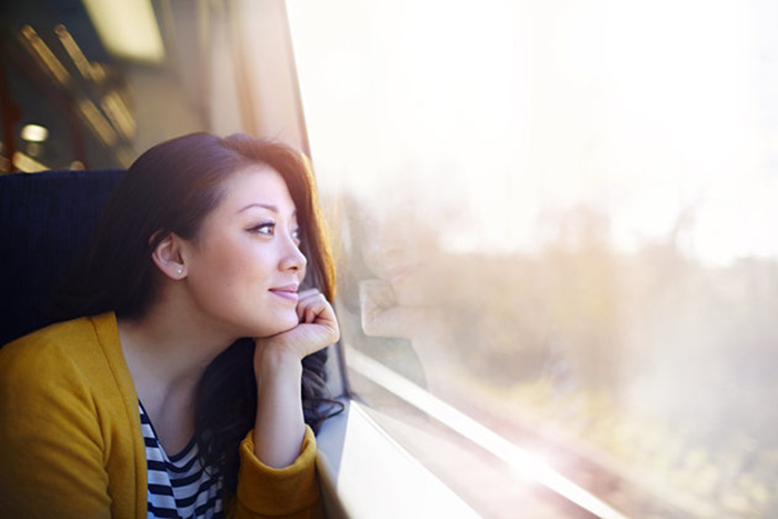 Cuộc sống vốn ngắn ngủi nhưng lại lắm khổ đau, vậy nên, hãy cứ vui vẻ. (Ảnh sưu tầm từ internet)