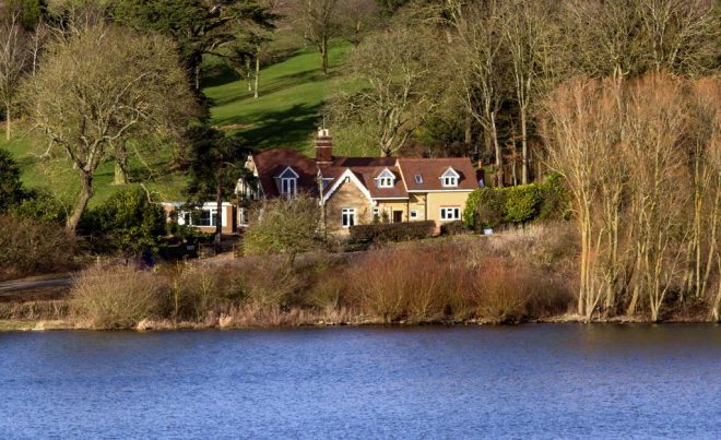 Ngôi nhà nằm dưới những tán cây bên bờ hồ Ruland ở Anh. (Ảnh qua Booking.com)