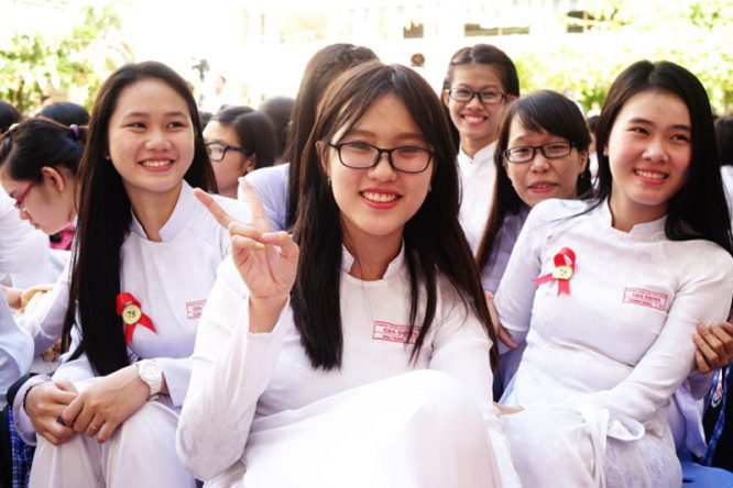 Rất nhiều học sinh ngán ngẩm tính "gia trưởng" của môn Văn, khiến nó không thể áp dụng được nhiều trong cuộc sống. (Ảnh: Tuoitre)