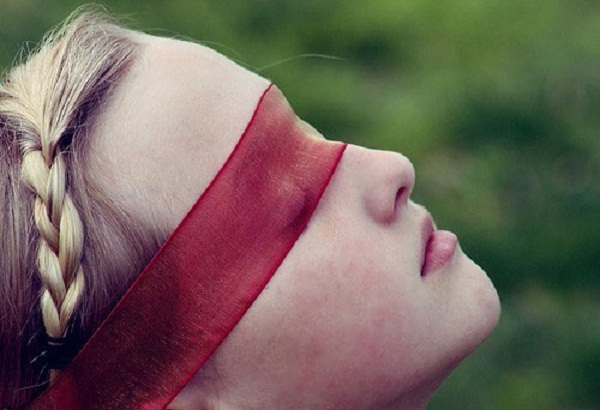 Duyên phận giữa người với người dài hay ngắn có thể bị vô minh chi phối. (Ảnh: Internet)