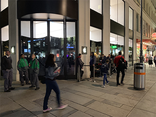 Một cửa hàng Apple Store tại Viena (Áo) cho người mua xếp hàng từ sớm nhưng số lượng đứng bên ngoài không quá nhiều. 