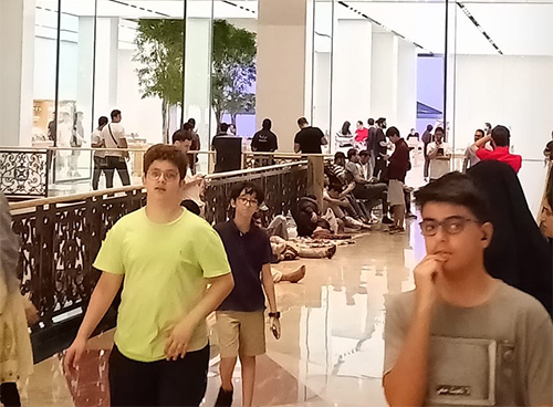 Một người dùng Twitter ở Dubai đăng ảnh kèm dòng trạng thái không thể tin nổi khi có nhiều người sẵn sàng ngủ lại qua đêm ngay bên ngoài Apple Store để chờ đợi được mua iPhone mới. 