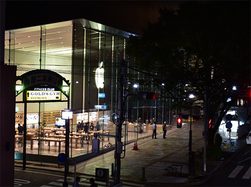 Một cửa hàng khác của Apple trên đại lộ Omotesando ở Tokyo cũng khá vắng vẻ trước giờ bán ra. Theo Appleinsider, chỉ có khoảng 10 người xếp hàng trước bên ngoài và tất cả họ đều được nhân viên của Apple Store mời bánh và cà phê. 