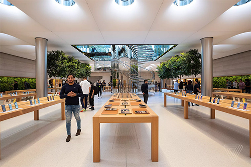 Apple Store mang tính biểu tượng của Quả táo ở Fifth Avenue, New York (Mỹ) cũng hoàn tất việc sửa chữa từ năm 2017 để chuẩn bị cho ngày bán ra iPhone mới. Do chênh lệch múi giờ, các cửa hàng tại Mỹ sẽ bán muộn hơn. 