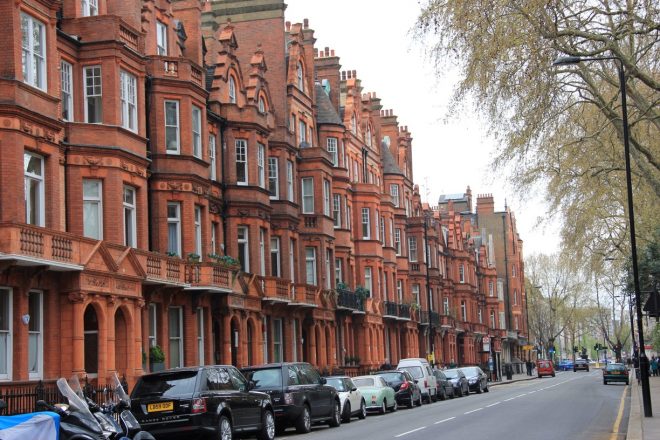 Các tòa nhà được xây bằng gạch đỏ ở Luân Đôn, Anh đồng điệu mà không nhàm chán. (Ảnh qua Trover) 