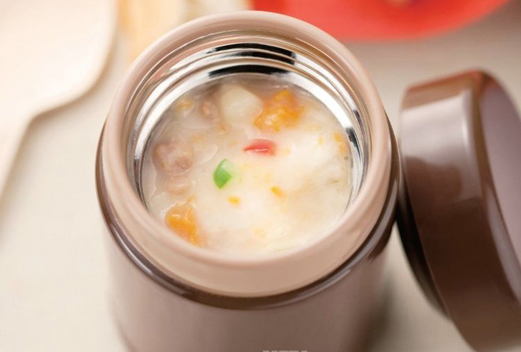 Mỗi buổi sáng đều đặn đúng giờ cô bé đều mang theo cháo bát bảo nóng hổi thơm phức.