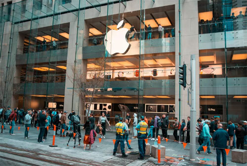 Đến 8h, đã có khoảng 100 người đứng đợi ở Apple Store Sydney.
