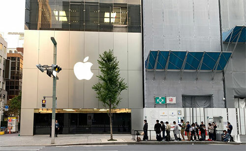Trong khi đó, không khí trước cửa hàng Apple ở Ginza (Tokyo) vắng vẻ hơn.
