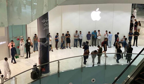 Hàng chục người cũng đứng chờ Apple Store ở Dubai mở cửa.